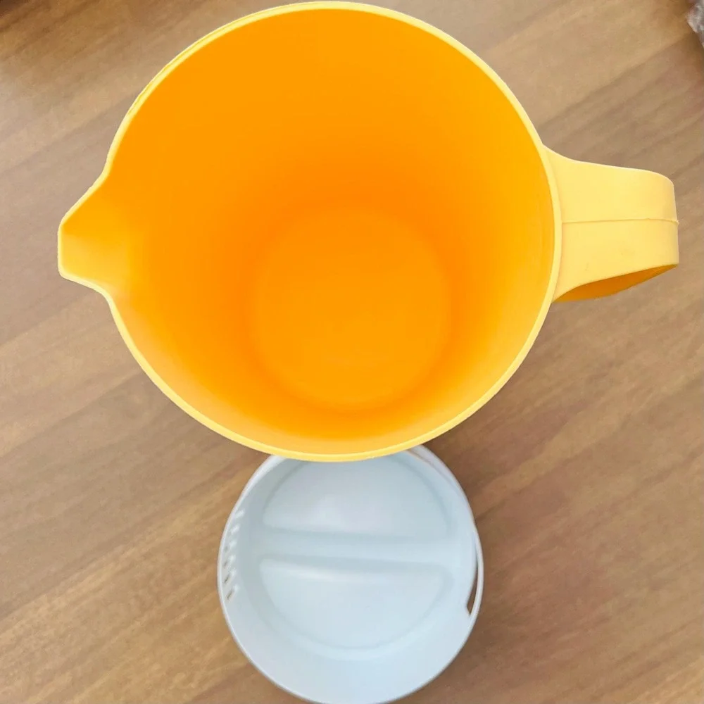 Vintage Rubbermaid 2 Quart Juice Container Bright Orangey- Yellow Daffodil #2445